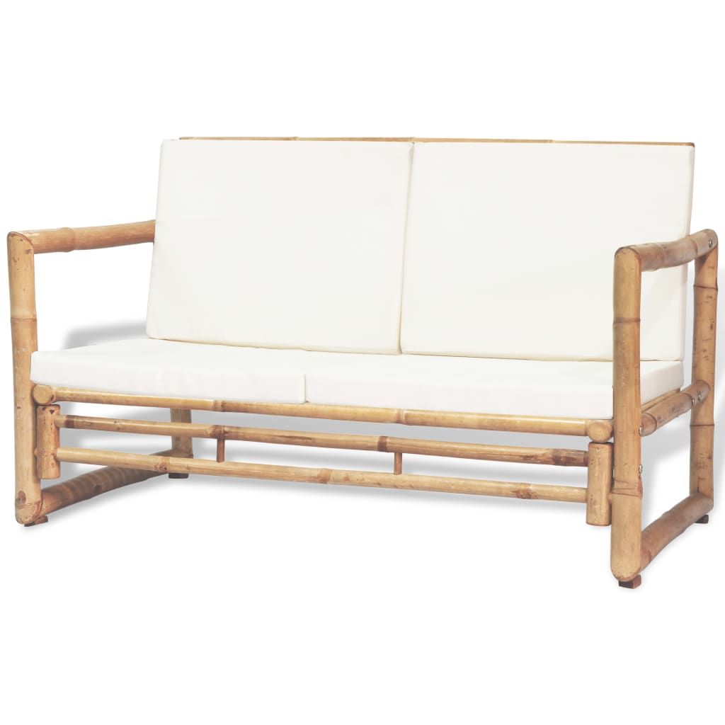 Comfortabele bamboe loungestoel met witte kussens