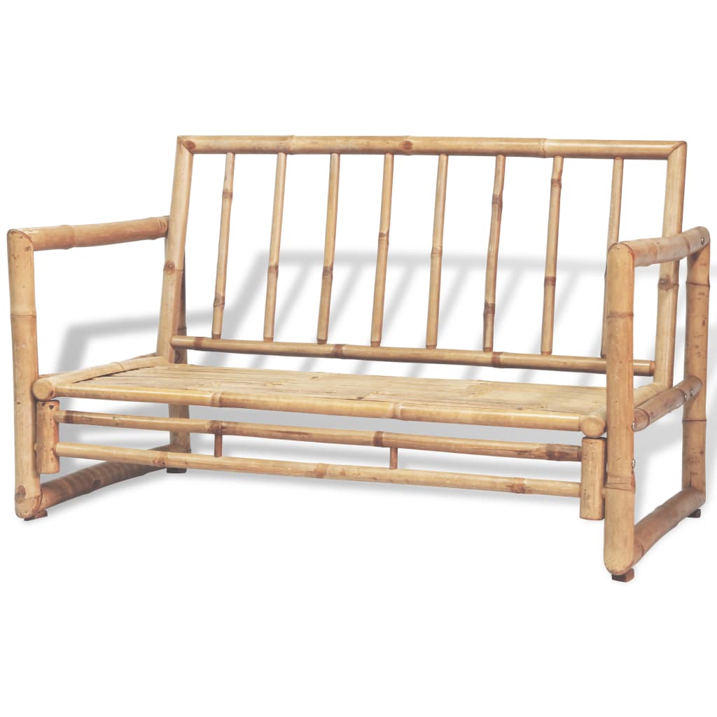 Comfortabele bamboe loungestoel met witte kussens