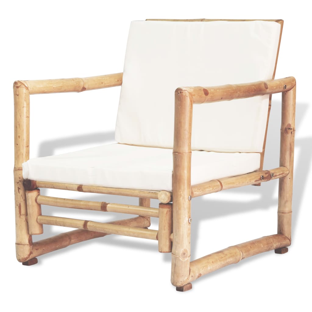 Comfortabele bamboe loungestoel met witte kussens