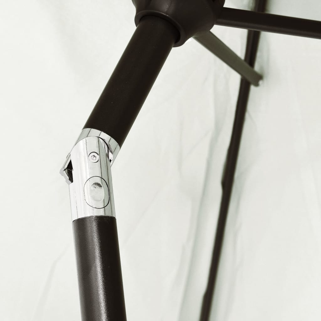 Opgevouwen parasol met zicht op het metalen frame