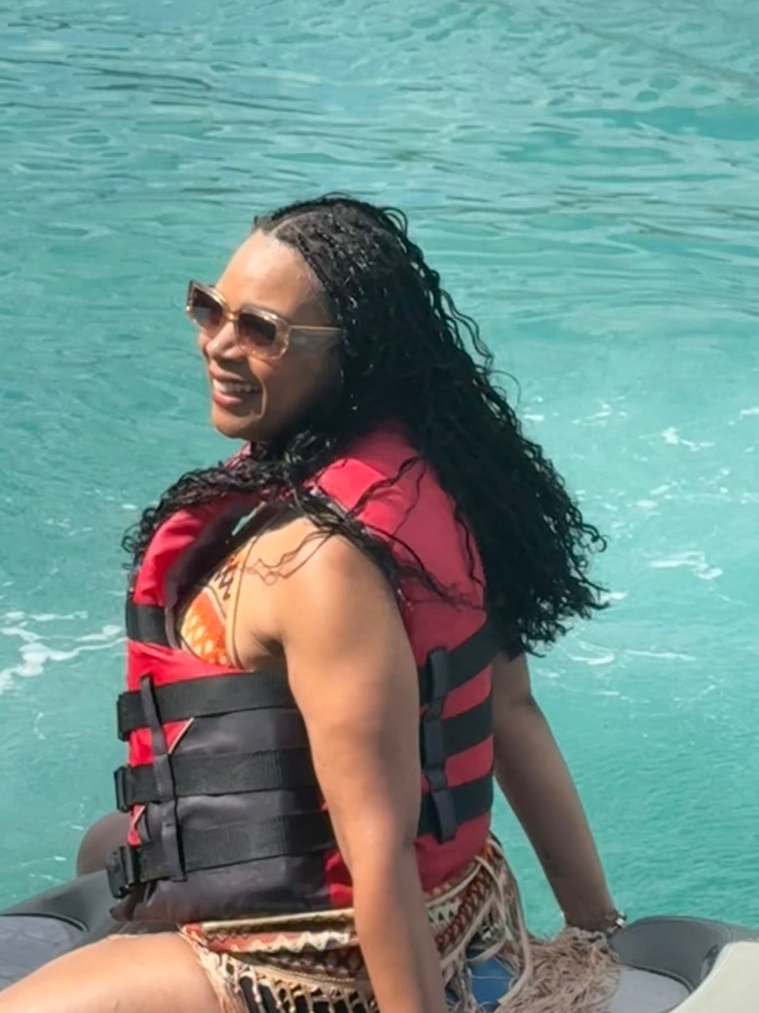 Surensca op een Seadoo in helderblauw water bij Curaçao tijdens een pre-birthday celebration in Fuikbaai