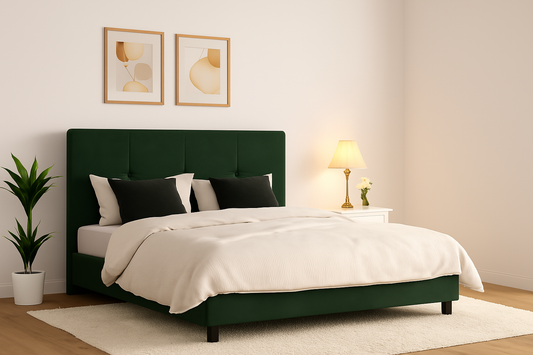 Luxe slaapkamerinrichting met fluwelen bedframe, nachtlampje en zachte tinten – Slaapcomfort NuviaSol