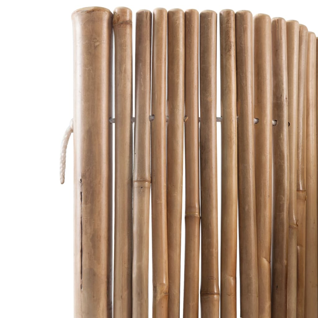 Detail van premium bamboe schutting met naturel afwerking en robuuste bamboestaven