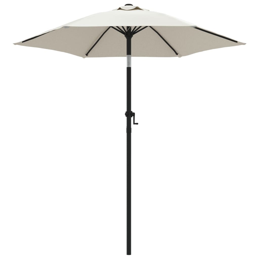 Totaalbeeld van de parasol in een stijlvolle tuinopstelling